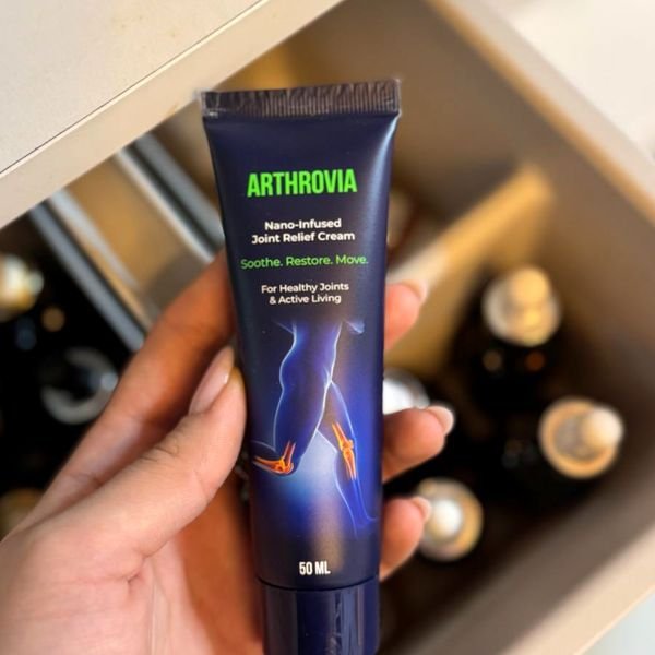 Tubo blu scuro di Arthrovia da 50 ml tenuto in mano