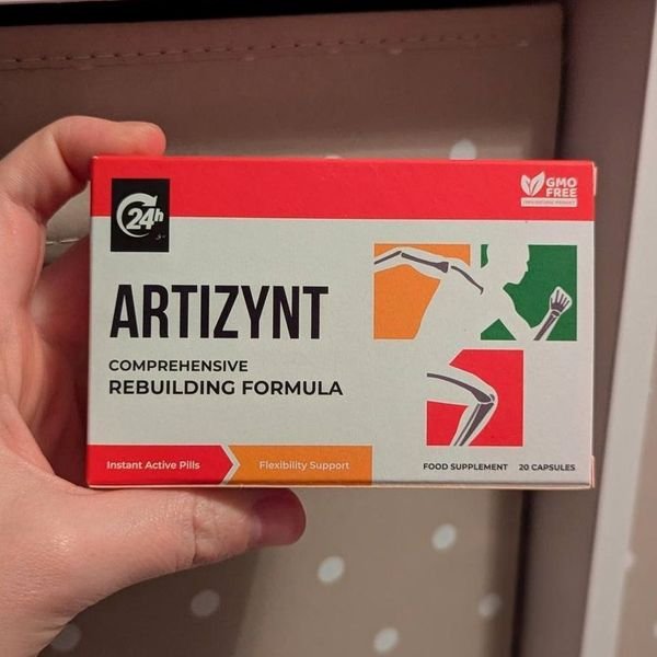 Scatola bianca e rossa di ArtiZynt da 20 capsule tenuta in mano
