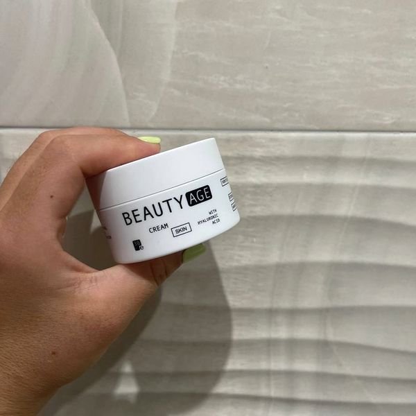Vasetto bianco di Beauty Age Skin da 30 ml tenuto in mano