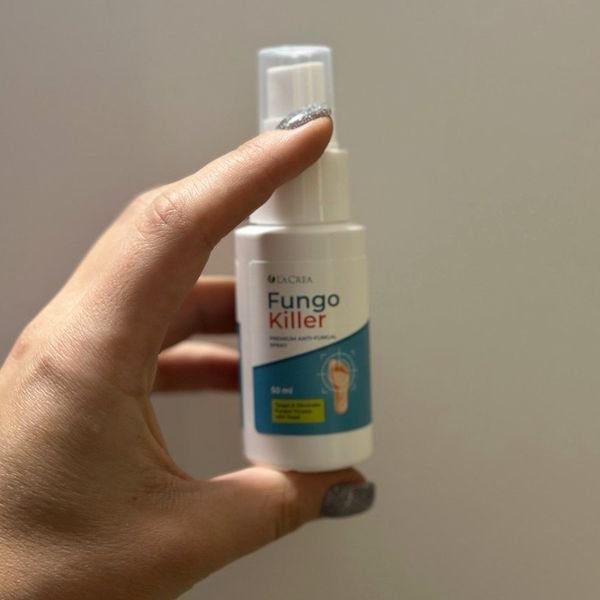 Flacone spray di Fungo Killer da 50 ml tenuto tra le dita