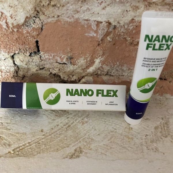 Tubo e scatola di Nano Flex da 50 ml appoggiati a un muro di mattoni