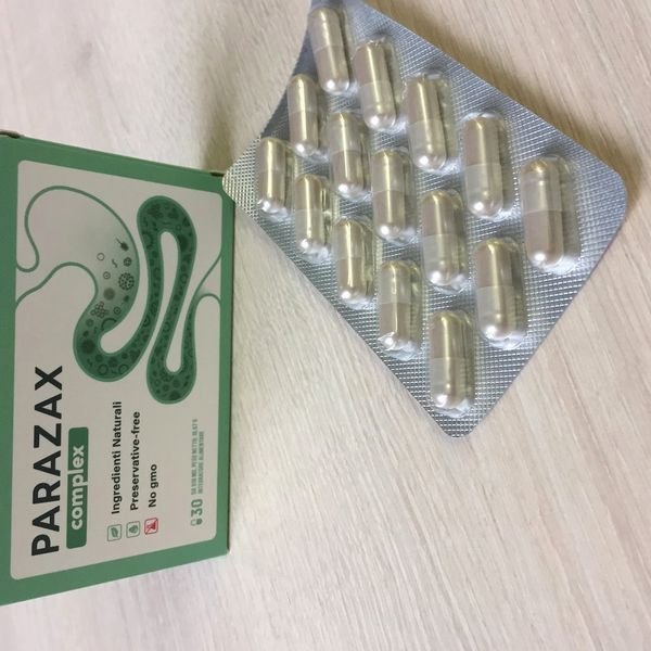 Scatola verde di Parazax Complex accanto al blister di capsule